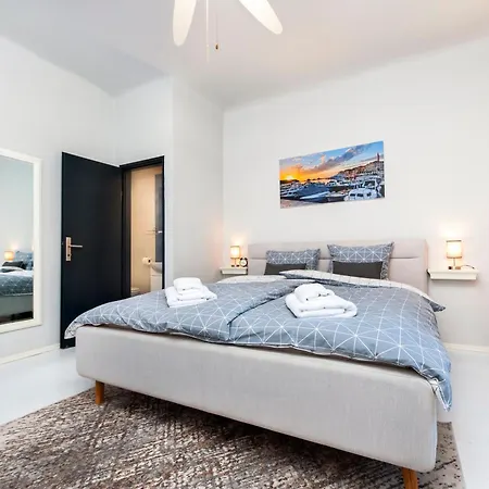 Atrium Town House *