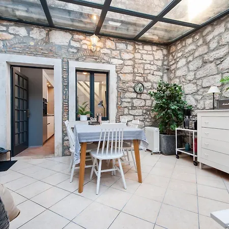 Atrium Town House