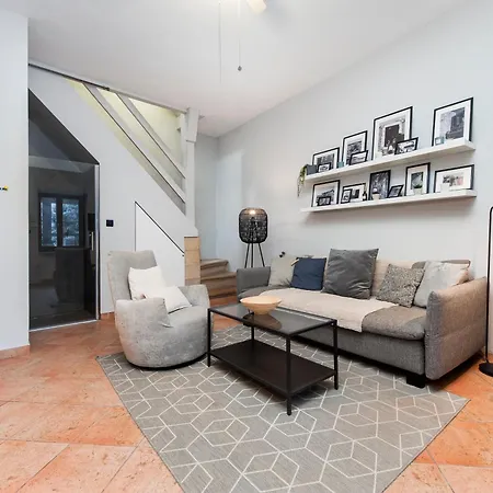 Atrium Town House