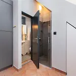 Atrium Town House 罗维尼