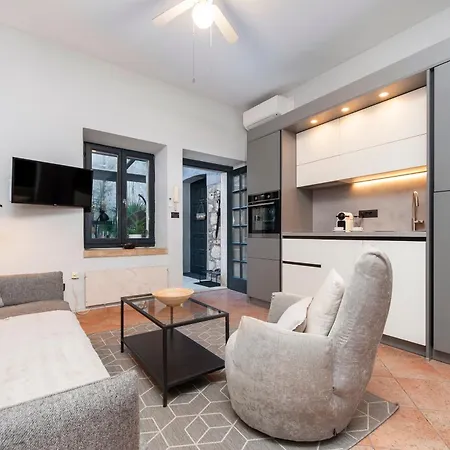 Atrium Town House * 로비니