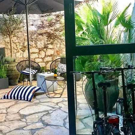 Atrium Town House *